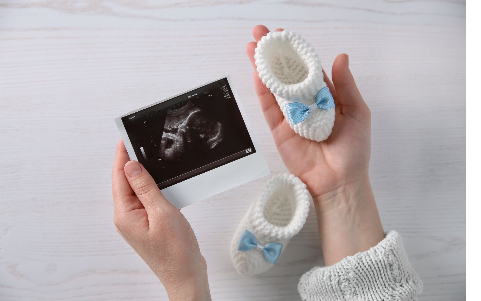  Ultraschallbild mit Babysöckchen 