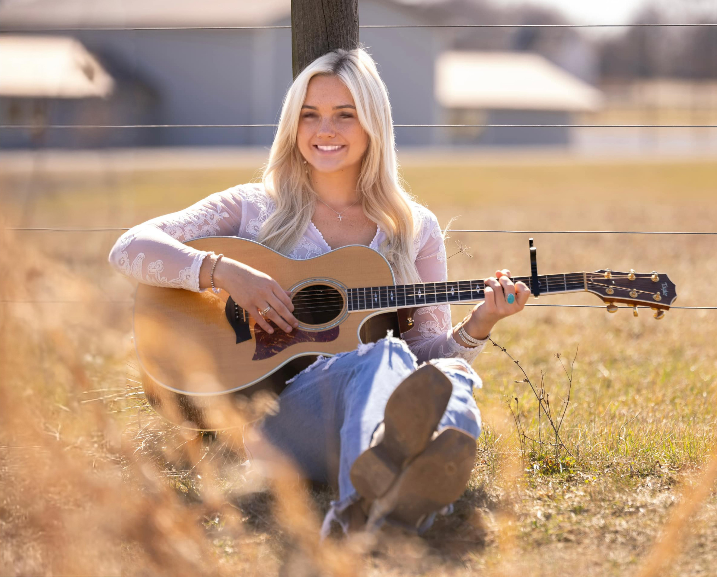 Rachel Holt mit Gitarre