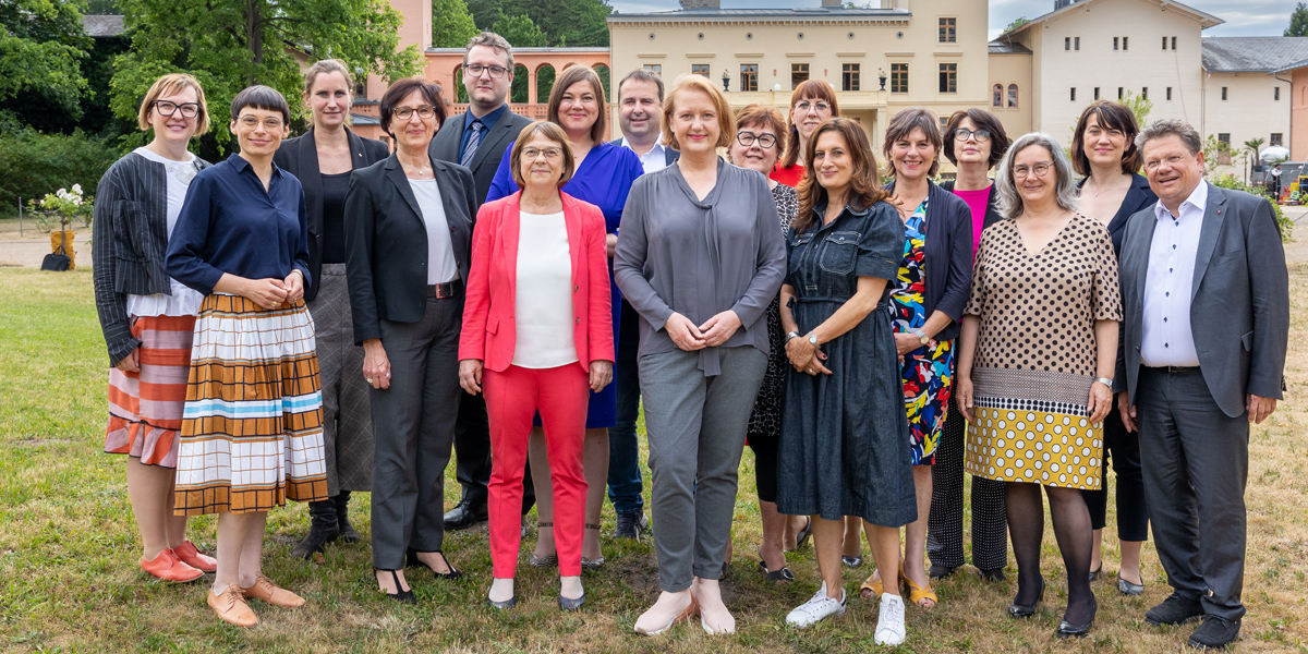 Gruppenfoto der GFMK Konferenz mit Lisa Paus