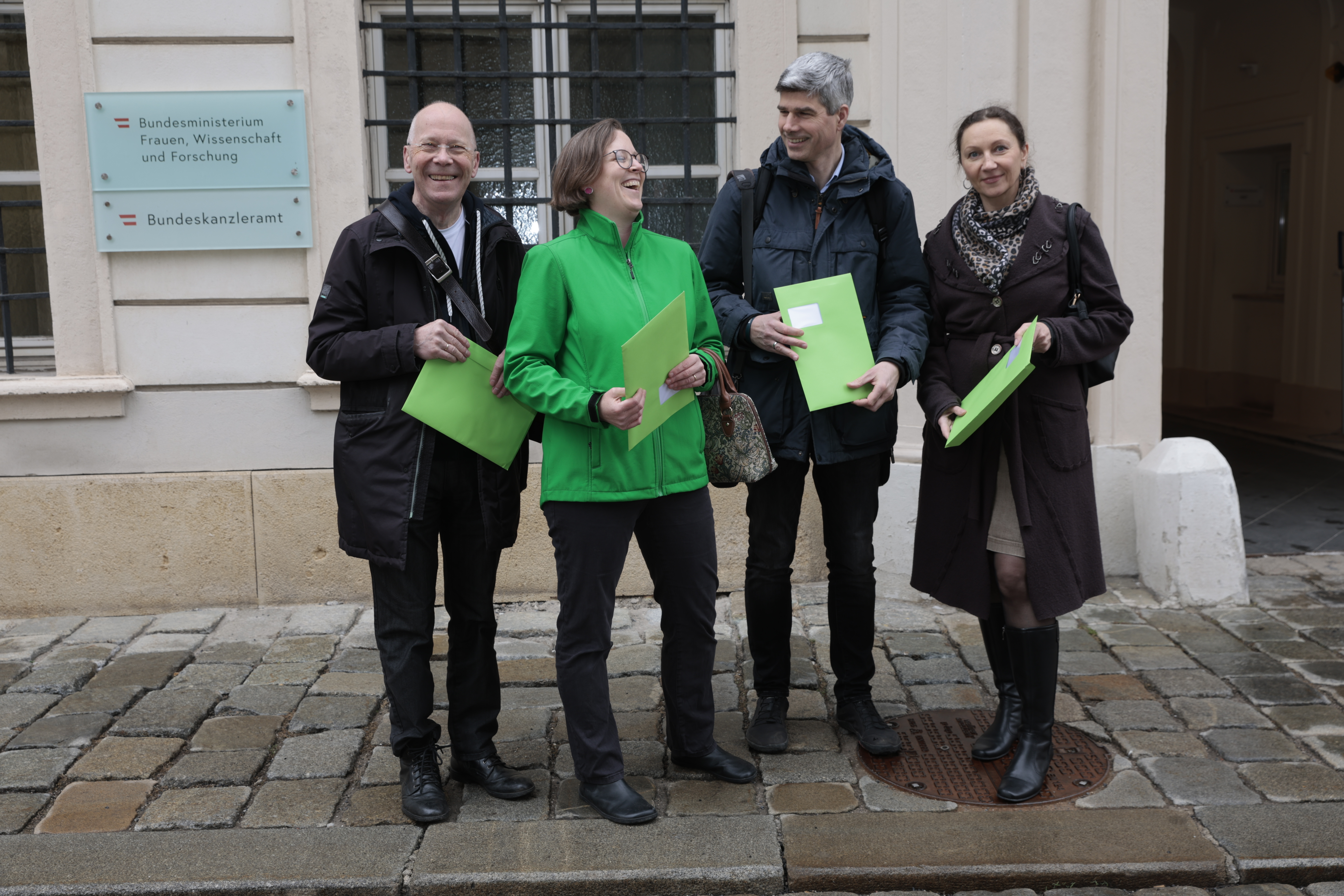 Erstunterzeichner Chris Horswell (SaveOne Europe), Paula Ketteler (1000plus Österreich) und Renate & Markus Schinner (Lebenskonferenz) vor dem Bundesministerium für Frauen, Wissenschaft und Forschung (v.l.n.r.).