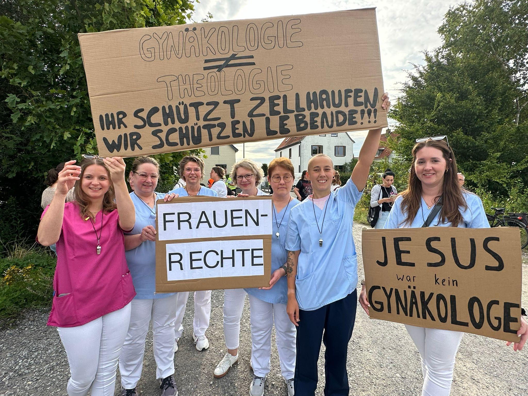 Eine kleine Gruppe demonstriert an diesem Freitag in Lippstadt für mehr Abtreibungen.  