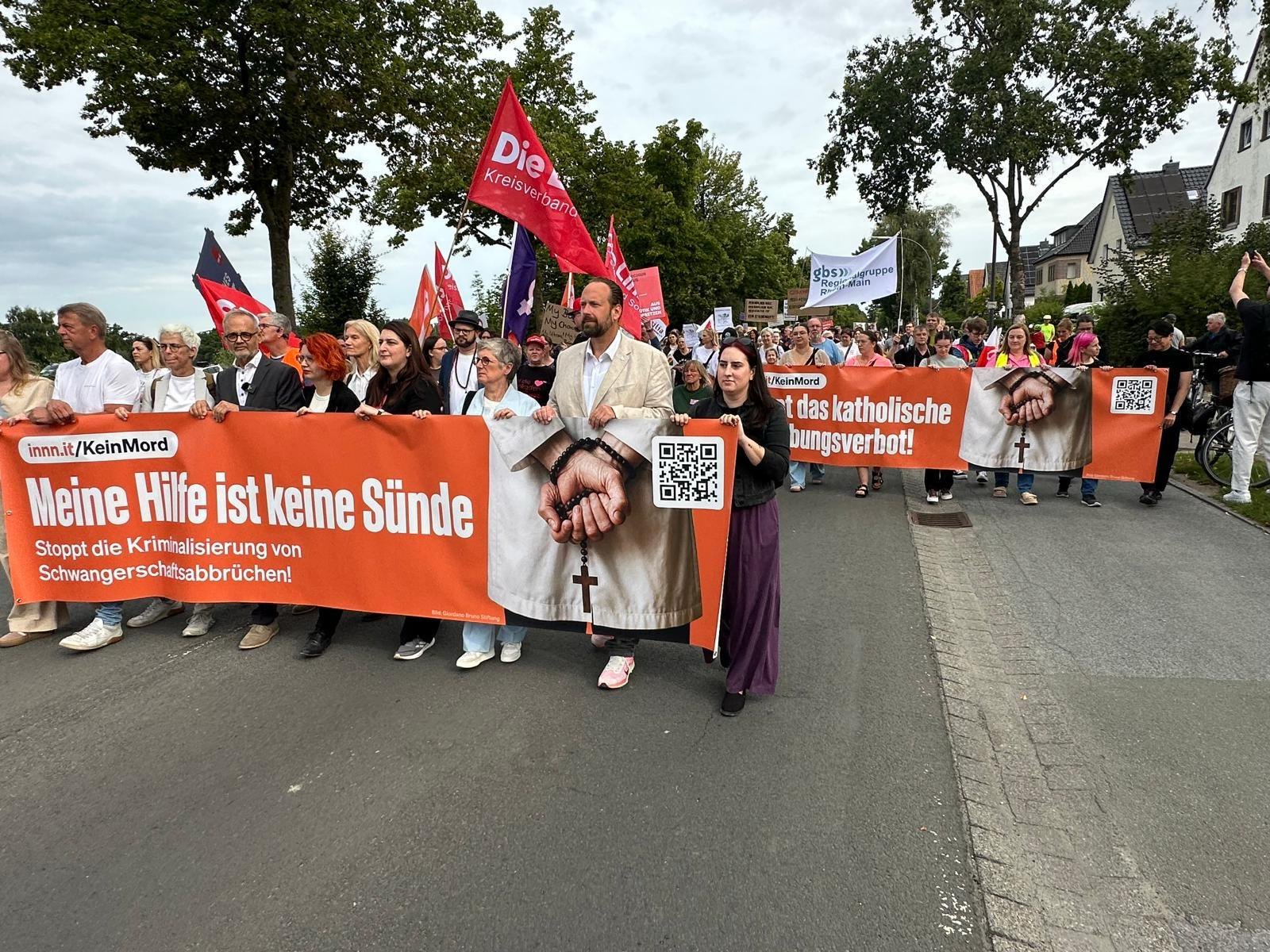 Prof. Volz erfreut sich sehr prominenter  politischer Unterstützung. Heute marschieren u.a. die Grünen-Fraktionsvorsitzende Britta Haßelmann und Ulle Schauws MdB (Bündnis 90/Die Grünen) mit. (Bild: Redaktion Zeitungsverlag der Patriot (Redaktion)
