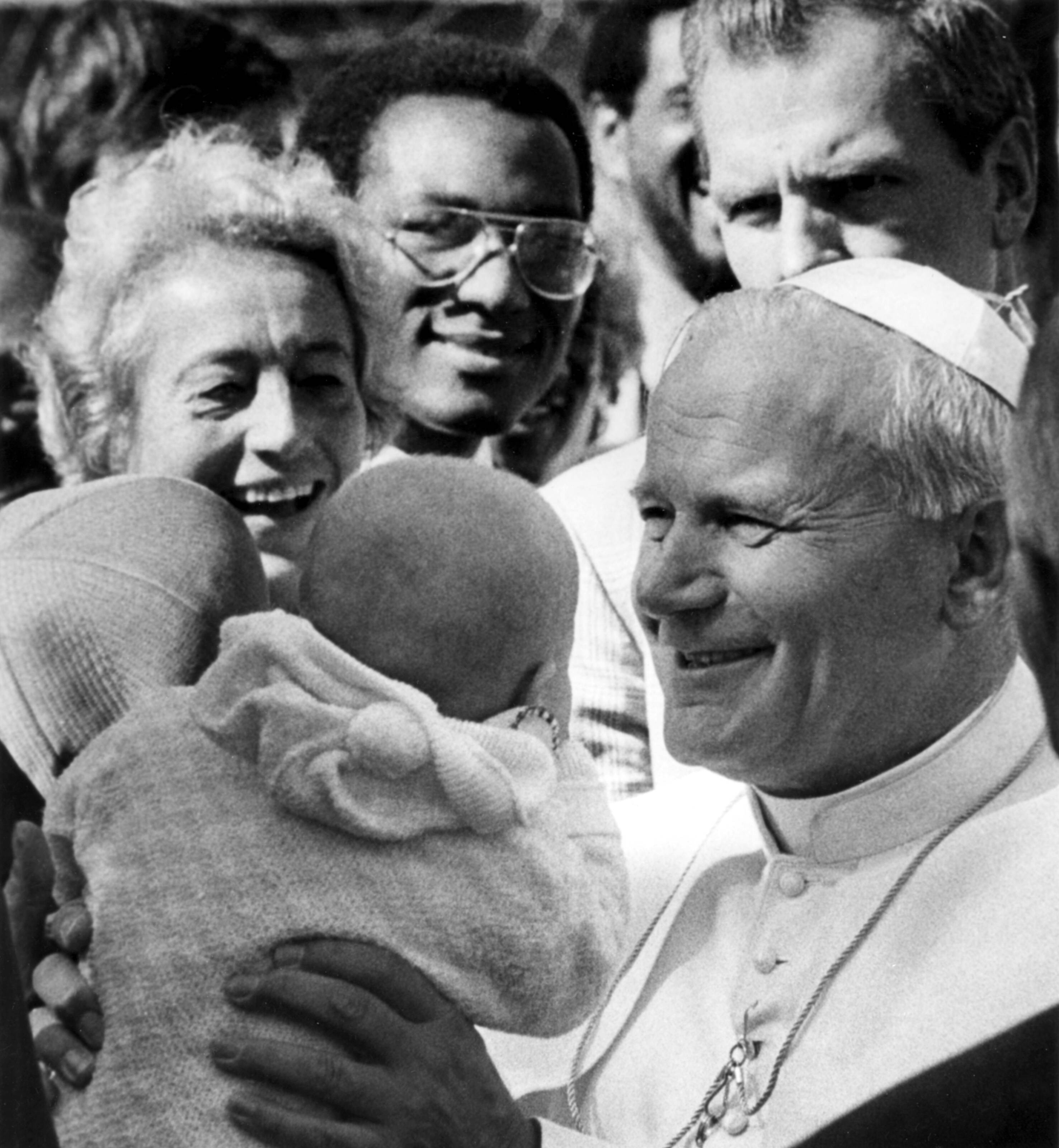 Papst Johannes Paul II mit einem Baby in Washington D.C., 1979
