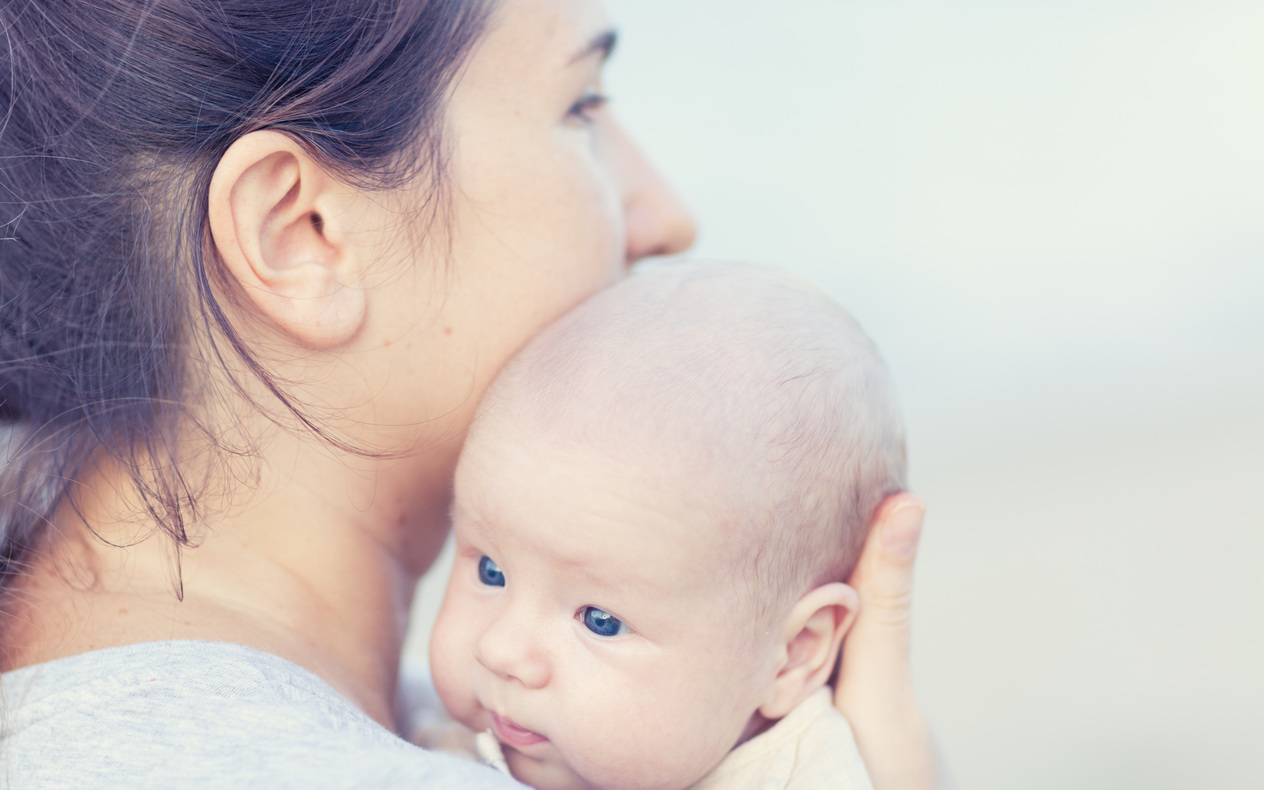 Mutter mit Baby auf dem Arm