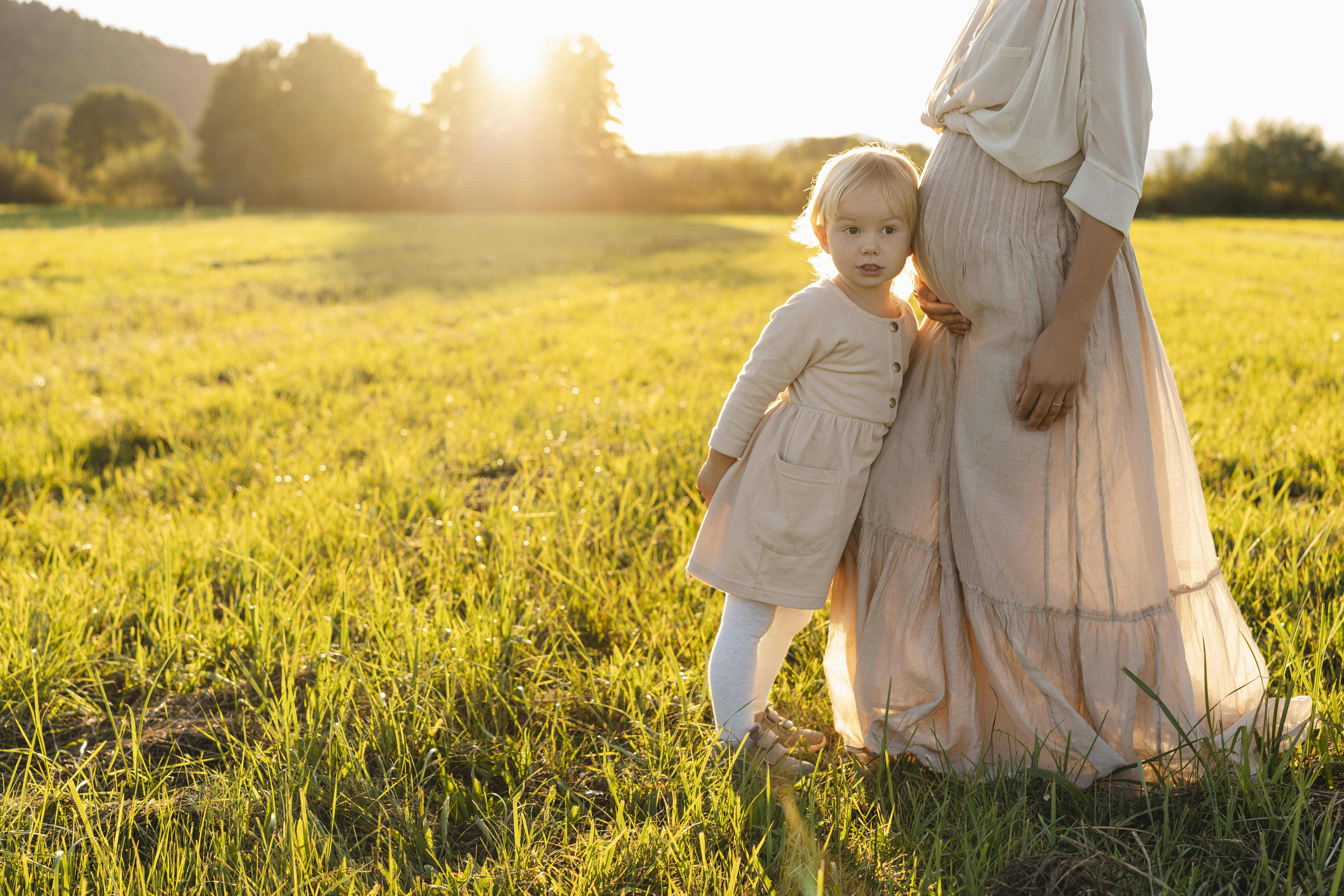 Mädchen und ihre schwangere Mutter