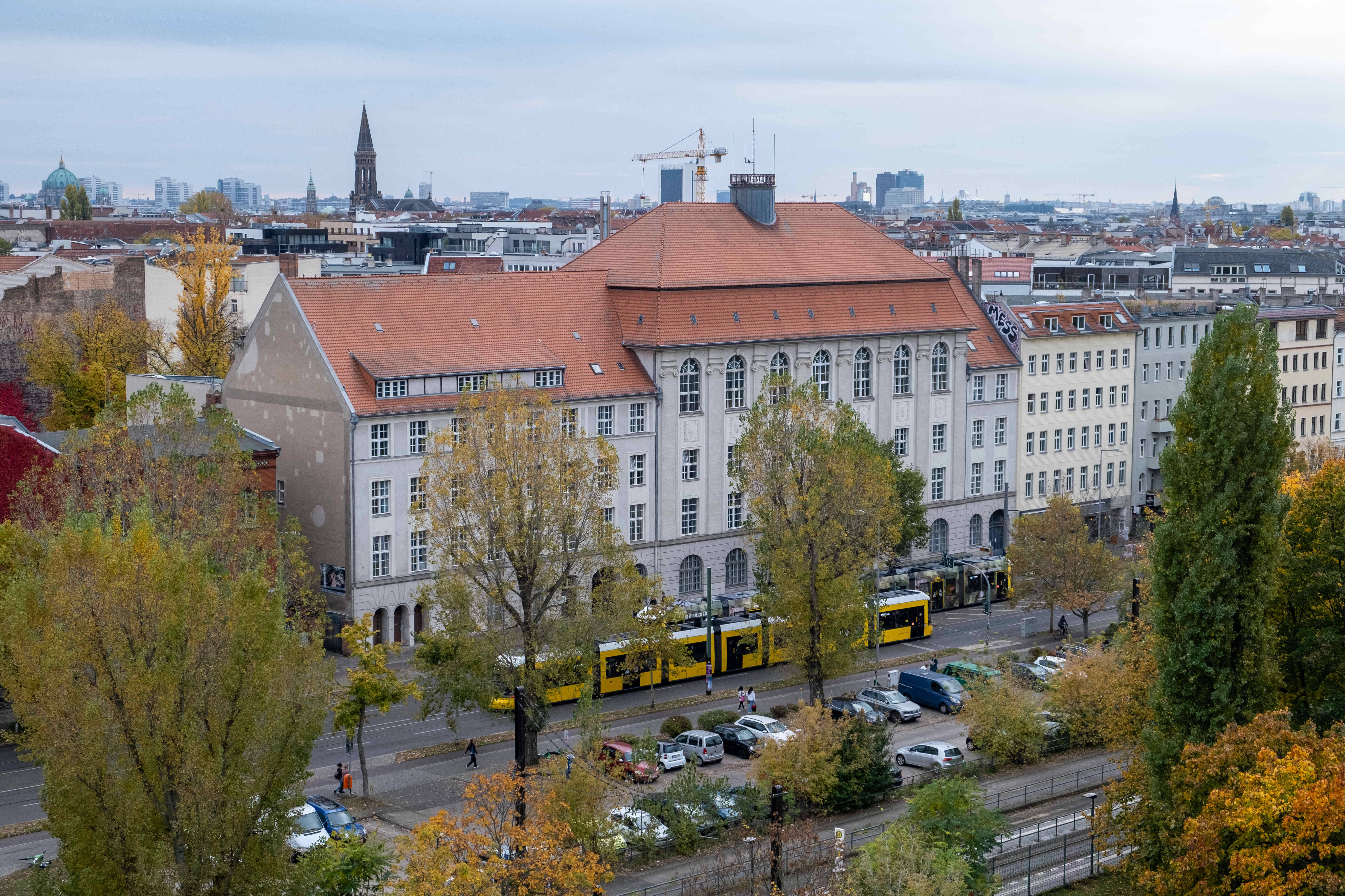 Eberswalder Straße mit einer Straßenbahn und dem Gebäude des Polizeireviert (Abschnitt 15, A15) in Berlin-Prenzlauer Berg