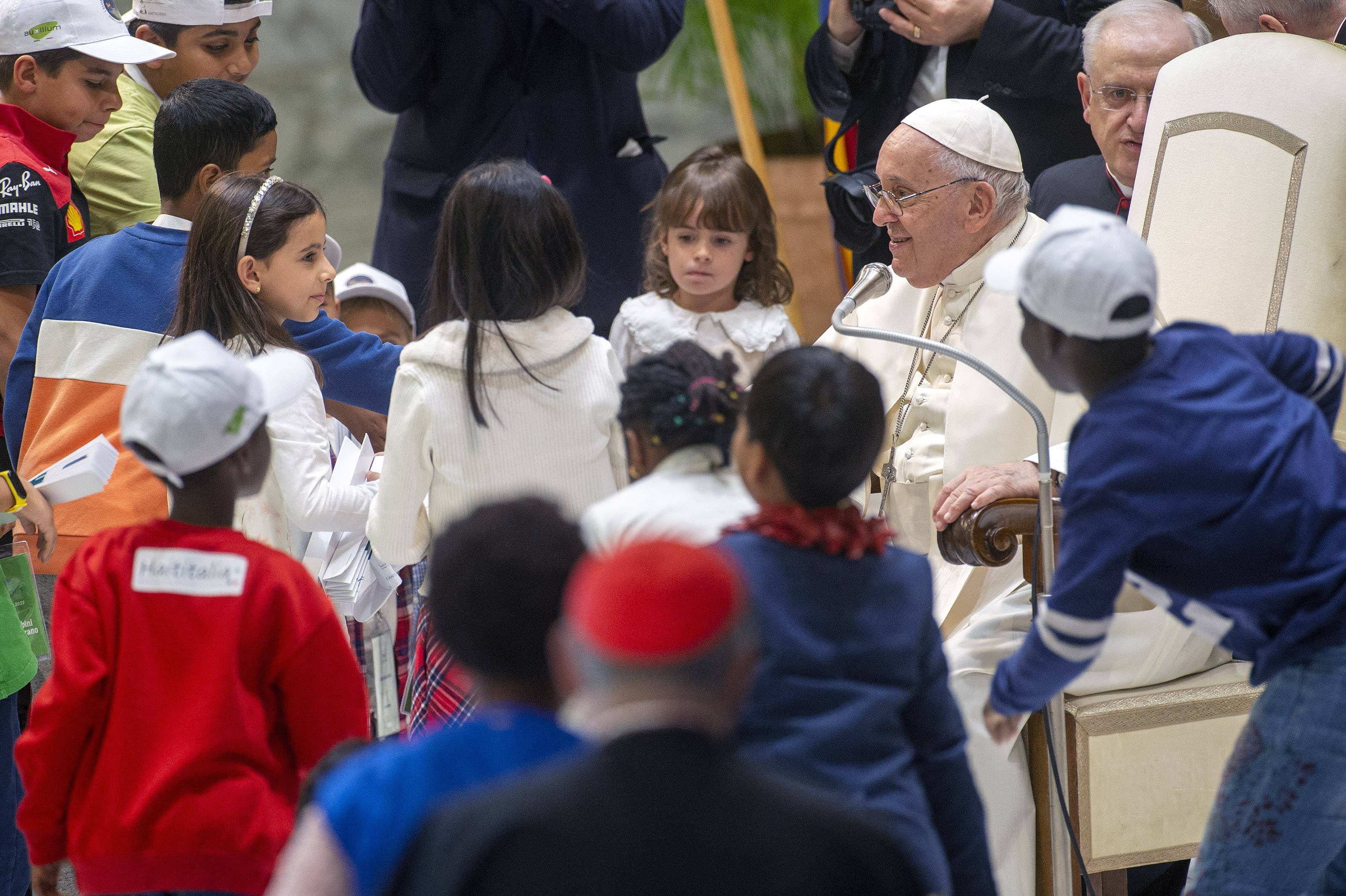 Papst Franziskus mit Kindern