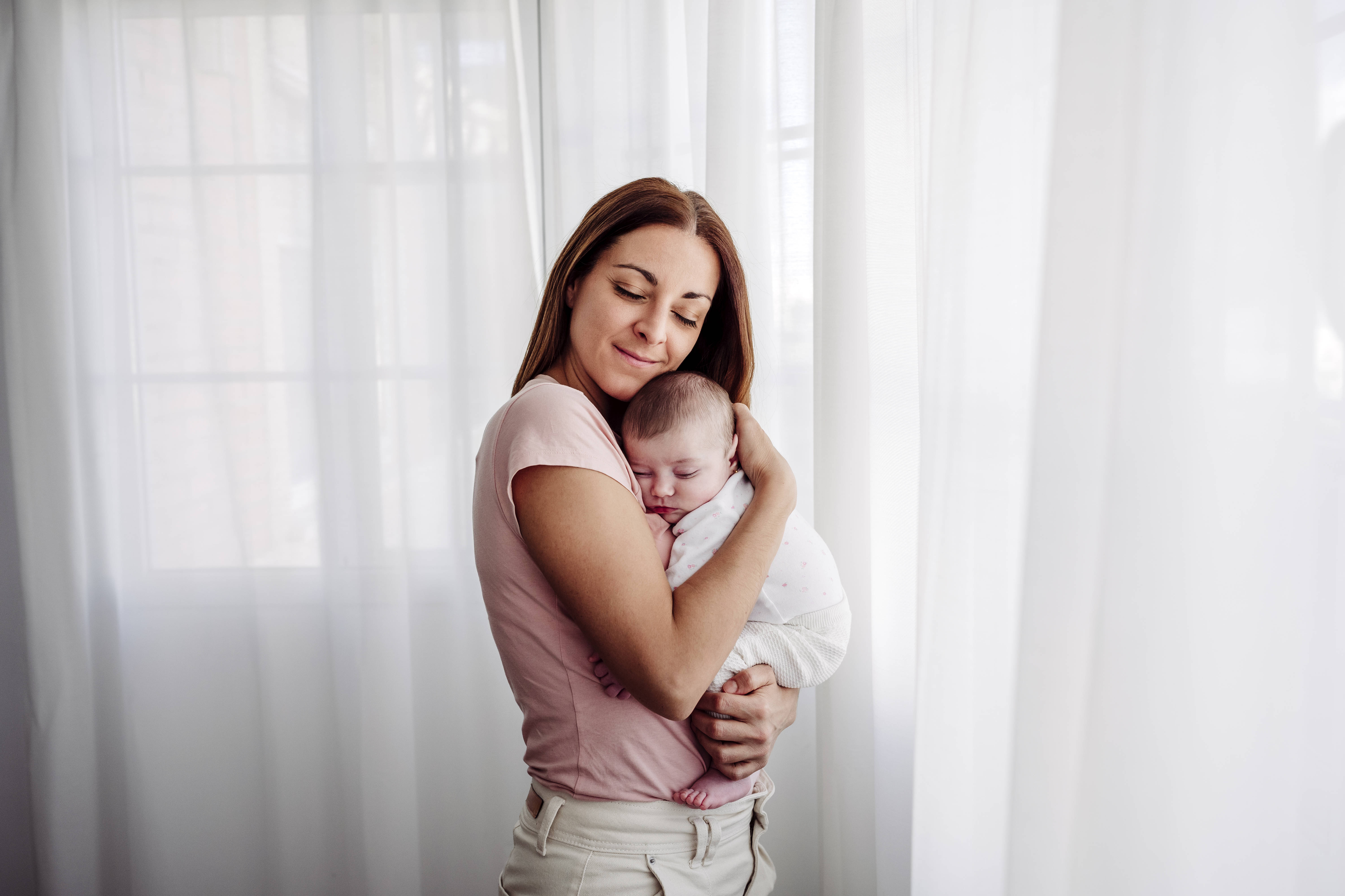 Mutter umarmt Baby Liebe IMAGO / Westend61