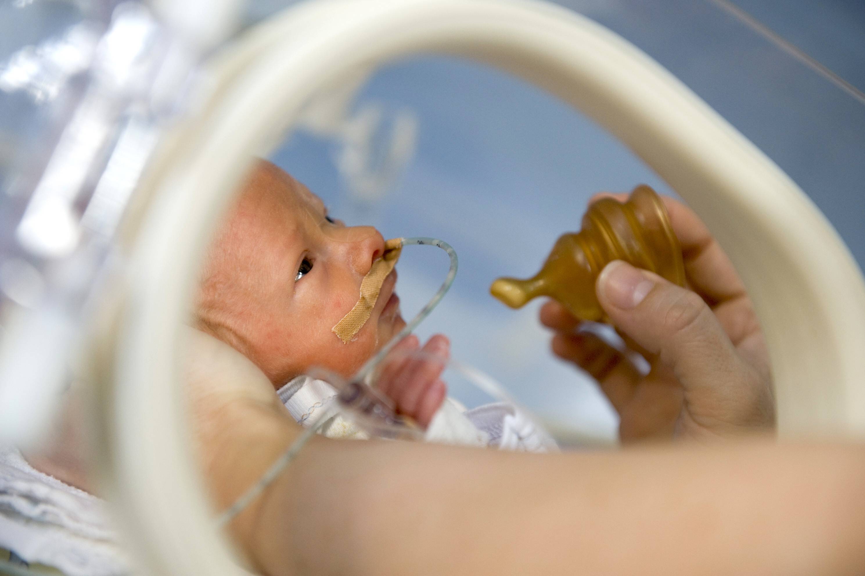 Dank moderner Medizin können heute auch sehr frühe Frühchen überleben.