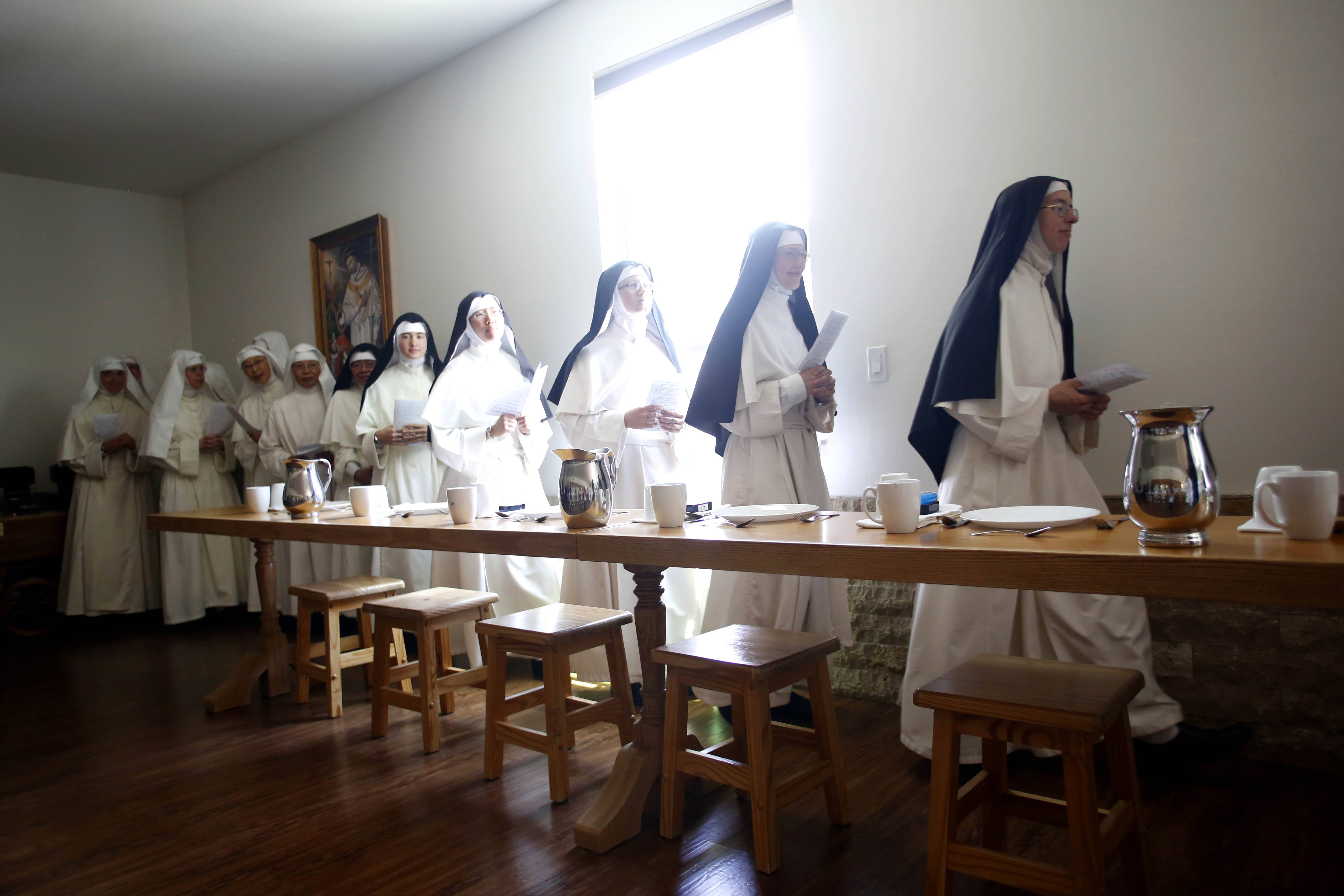 Tehachapi, Kalifornien, USA – die Prämonstratenserinnen versammeln sich im Speisesaal, bevor Äbtissin Eugene am Samstagnachmittag während der Segnungszeremonie im Bethlehem Priory of St. Joseph in Tehachapi ein Gebet spricht.