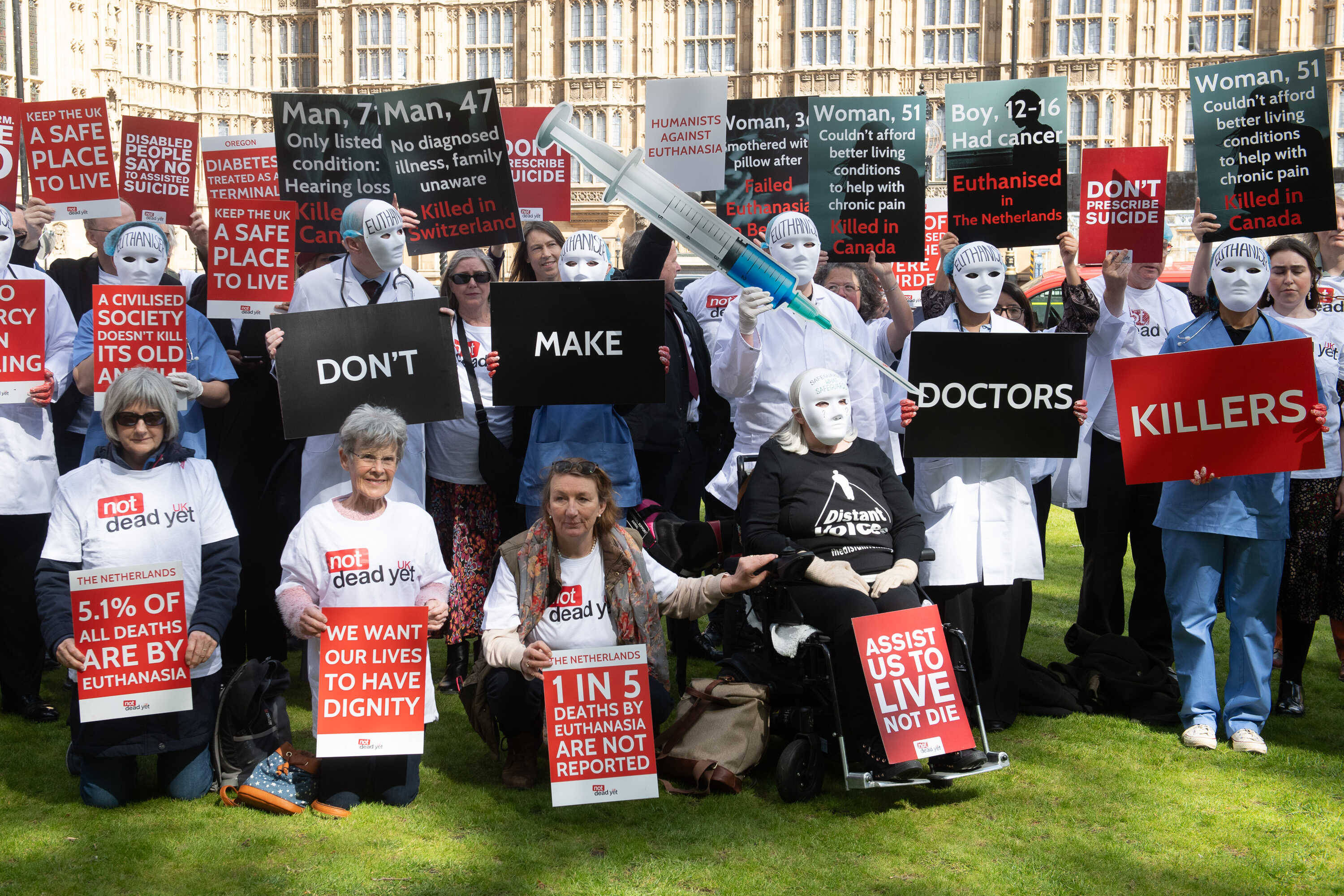 Aktivisten gegen eine Gesetzesänderung zur Sterbehilfe versammeln sich in London 