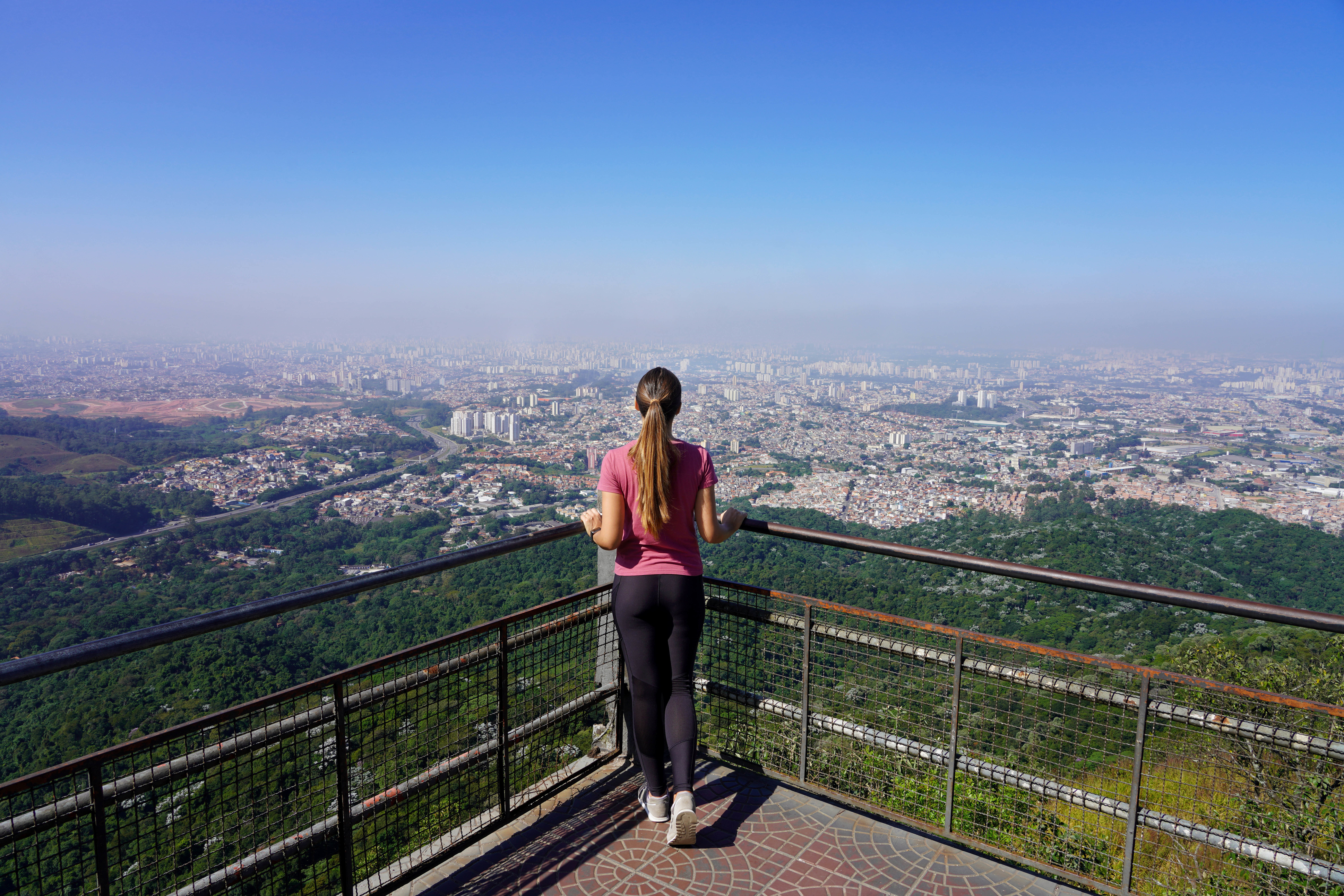 Frau auf Reisen (Symbolbild)