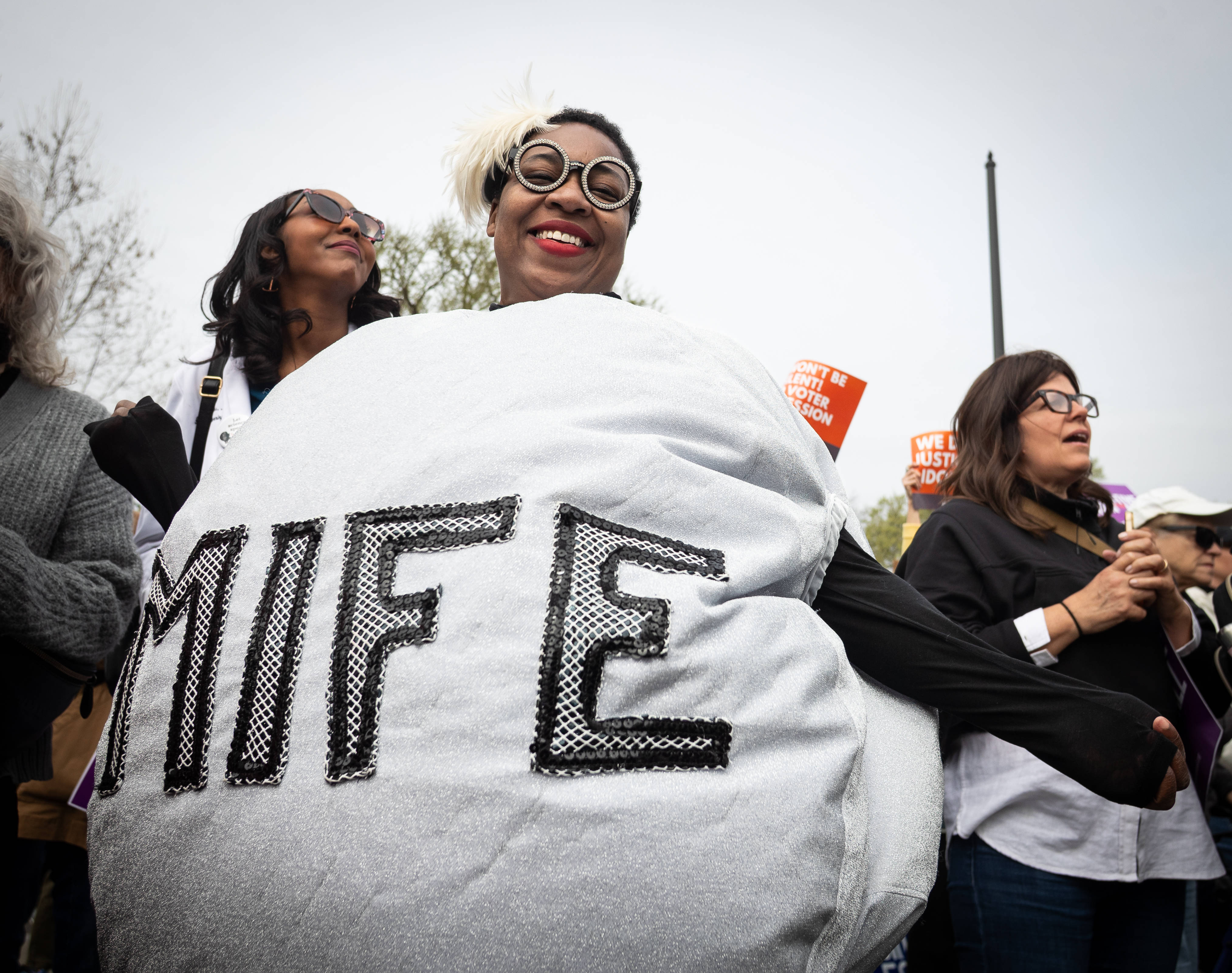 Eine Abtreibungsbefürworterin vor dem Supreme Court ist als Abtreibungspille Mifepriston verkleidet.