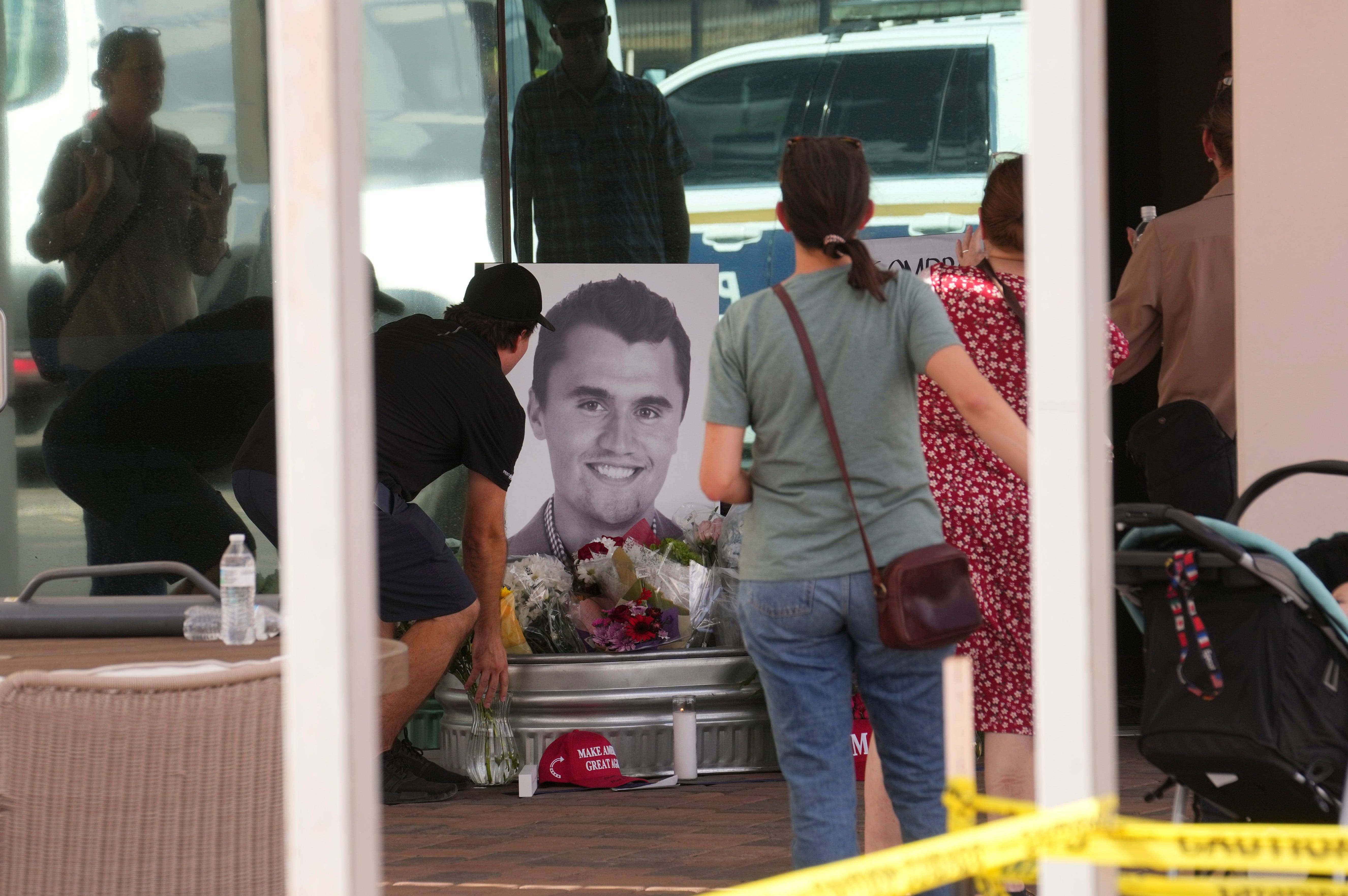 Hauptquartier von Turning Point in Phoenix, nachdem die Nachricht bekannt wurde, dass der Gründer Charlie Kirk am 10. September 2025 bei einer Kundgebung in Utah erschossen wurde.