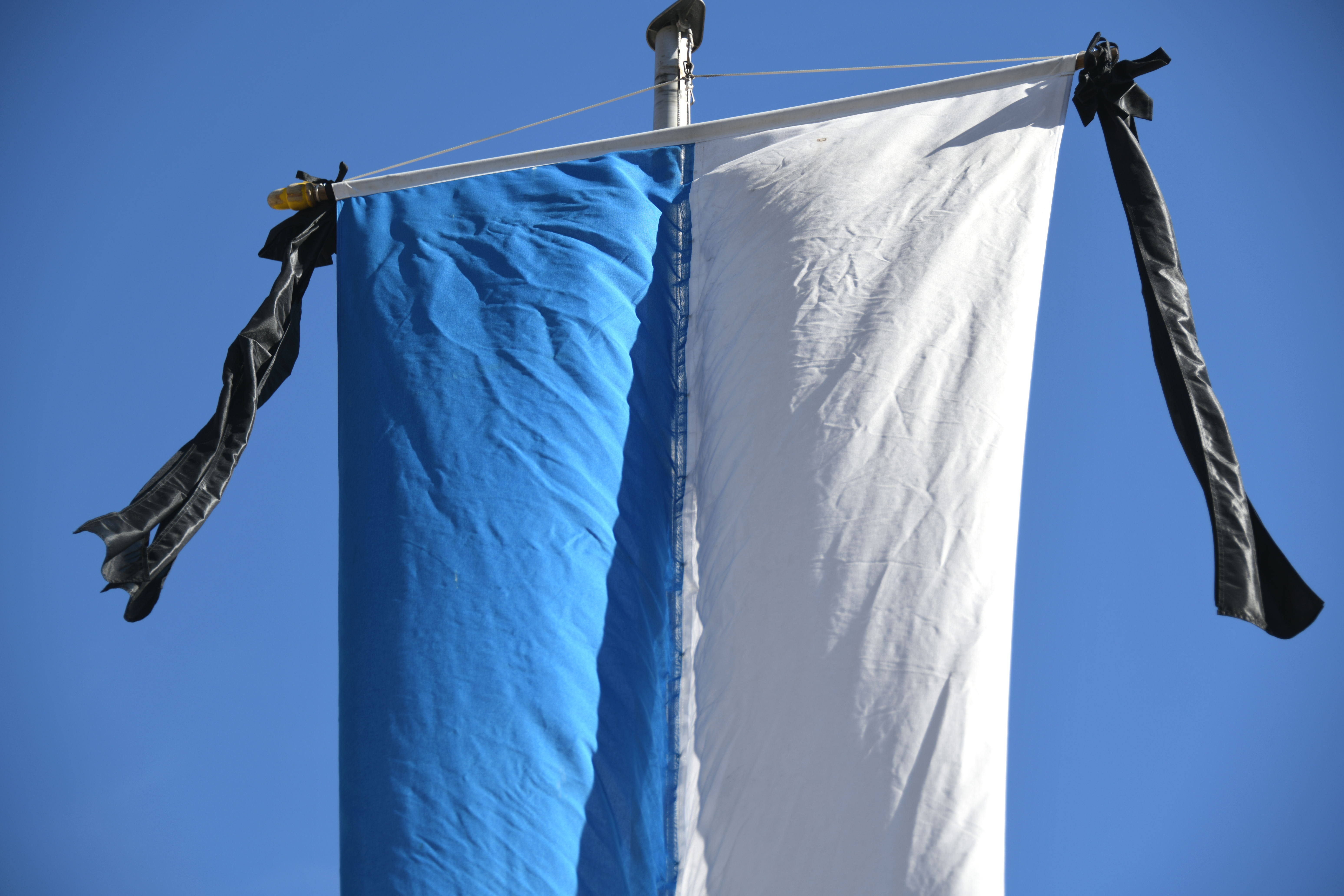 Bayerische Fahne Standarte mit Trauerflor