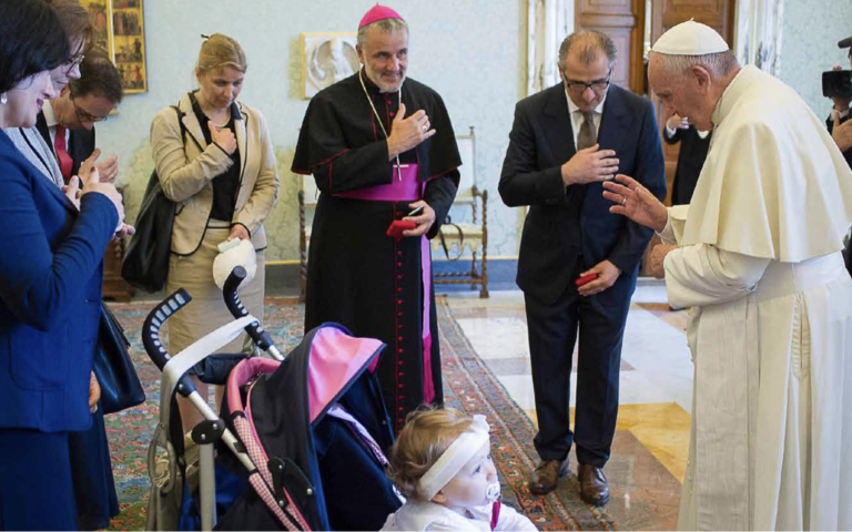 Die 1000plus-Delegation und Weihbischof Thomas Maria Renz aus der Diözese Rottenburg-Stuttgart treffen auf den Papst