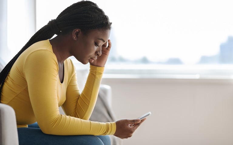 Frau googelt Handy Neu 3