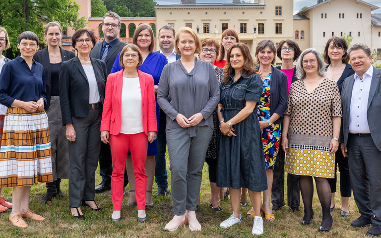 Gruppenfoto der GFMK Konferenz mit Lisa Paus