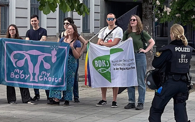 „My body, my choice, raise your voice“: BDKJ-Mitglieder demonstrieren am Samstag, 3. Mai 2025, gegen den Münchner Marsch fürs Leben