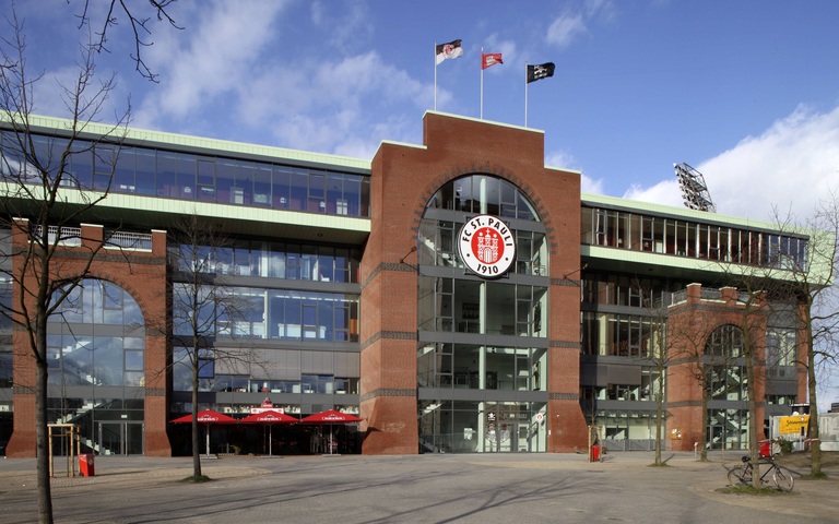 Außenansicht der Südtribüne des Stadions am Millerntor, Heimspielstätte des FC St. Pauli 