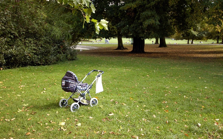 Leerer Kinderwagen