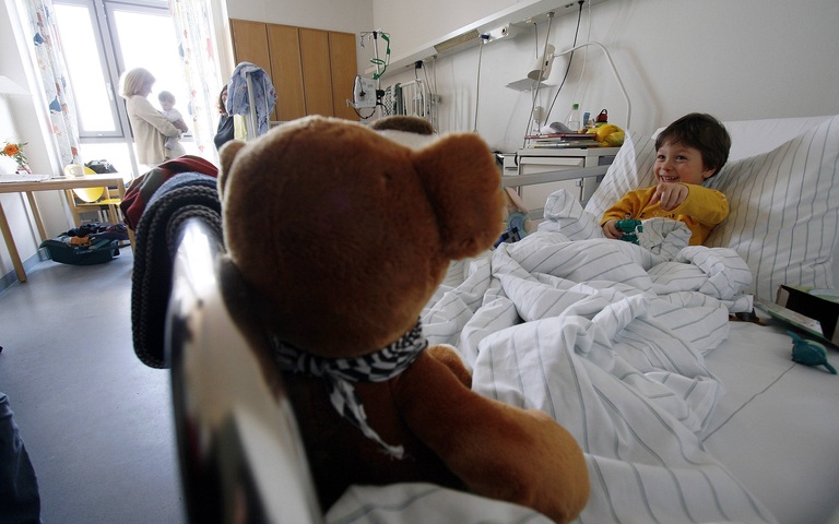 Kleiner Patient (Luca Cangiano) liegt mit Bronchitis auf der Kinderstation in Berlin.