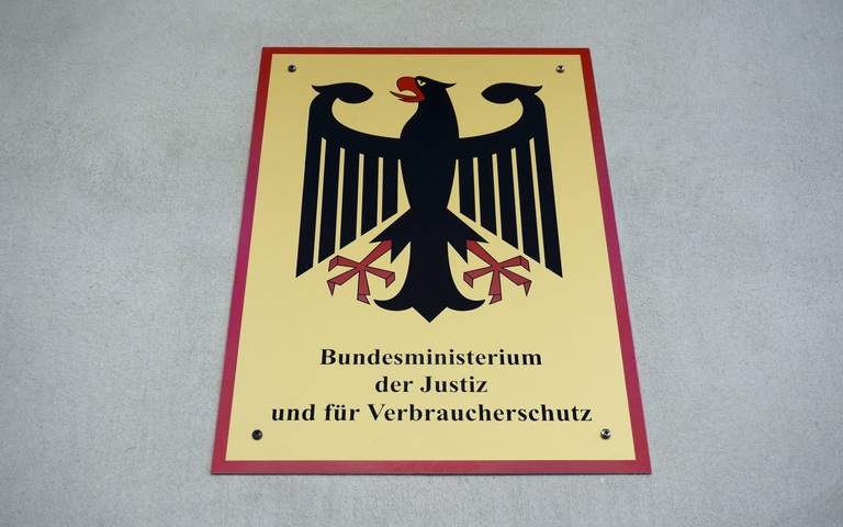 Schild am Justizministerium