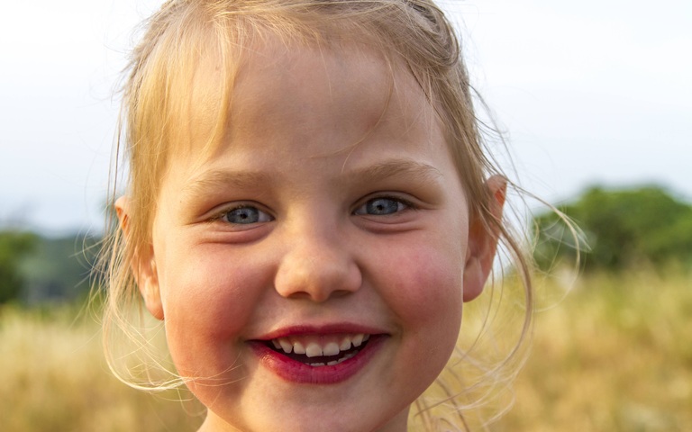 Lachendes Mädchen