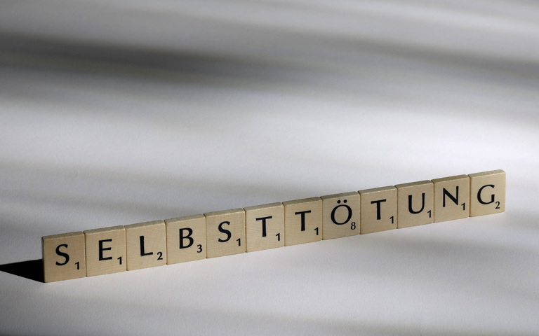 Selbsttoetung, gelegt aus Scrabble-Buchstaben
