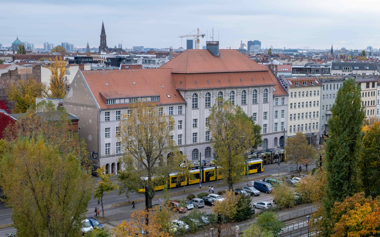 Eberswalder Straße mit einer Straßenbahn und dem Gebäude des Polizeireviert (Abschnitt 15, A15) in Berlin-Prenzlauer Berg