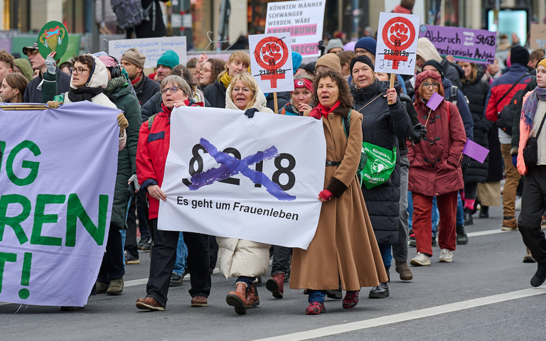 Die Kampagne Abtreibung legalisieren rief am 07.12.2024 in Berlin und Karlsruhe zu Demonstrationen für die Legalisierung von Abtreibungen statt