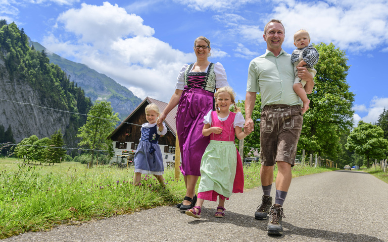 BU: Bayern – hier sind Familienwerte traditionell hoch im Kurs. Das zeigt auch ein jüngstes Beispiel aus Lenggries. (bearbeitet) 