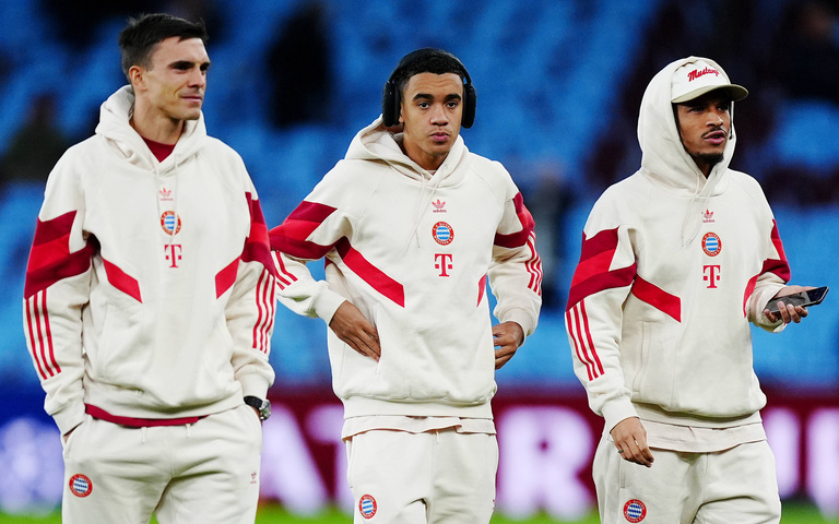 Fußballer Palhinha, Musiala und Sané vom FC Bayern im Trainingsanzug