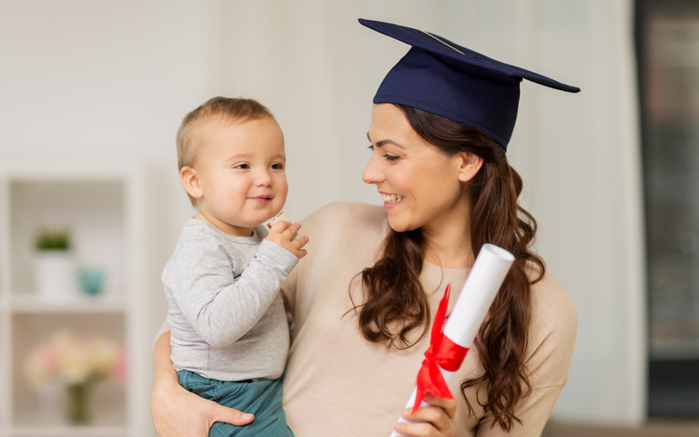 Junge Mutter und Baby Schule Abschluss 