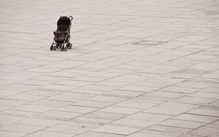 Leerer Kinderwagen auf einem Platz