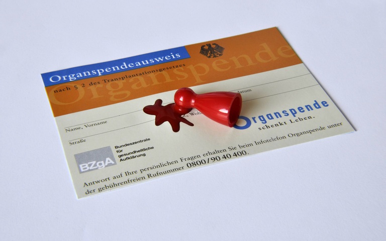blutende Spielfigur auf Organspendeausweis