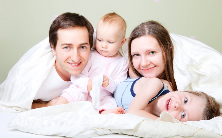 Junge Familie mit zwei kleinen Kinder 