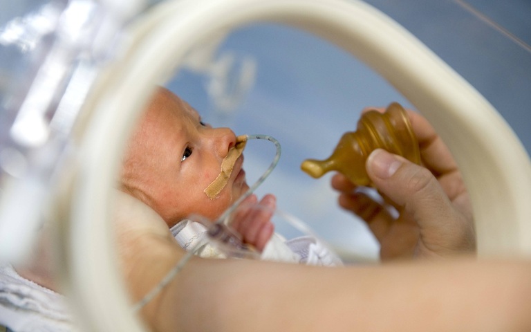 Dank moderner Medizin können heute auch sehr frühe Frühchen überleben.