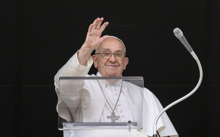 Papst Franziskus grüßt vom Balkon nach dem Angelus Gebet
