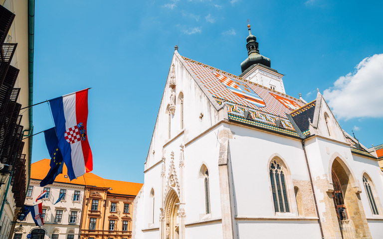 Kirche in Zagreb mit Kroatien Fahne
