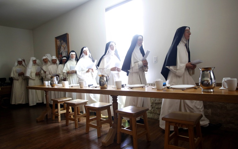 Tehachapi, Kalifornien, USA – die Prämonstratenserinnen versammeln sich im Speisesaal, bevor Äbtissin Eugene am Samstagnachmittag während der Segnungszeremonie im Bethlehem Priory of St. Joseph in Tehachapi ein Gebet spricht.