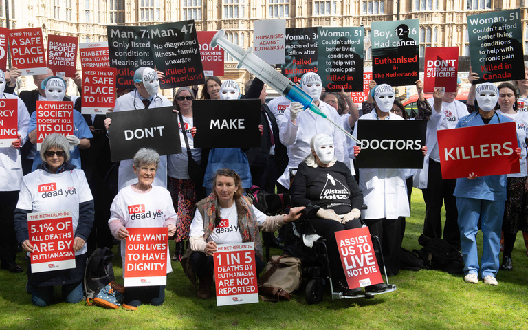 Aktivisten gegen eine Gesetzesänderung zur Sterbehilfe versammeln sich in London 