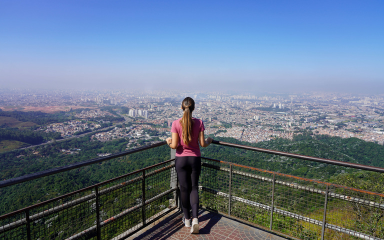 Frau auf Reisen (Symbolbild)