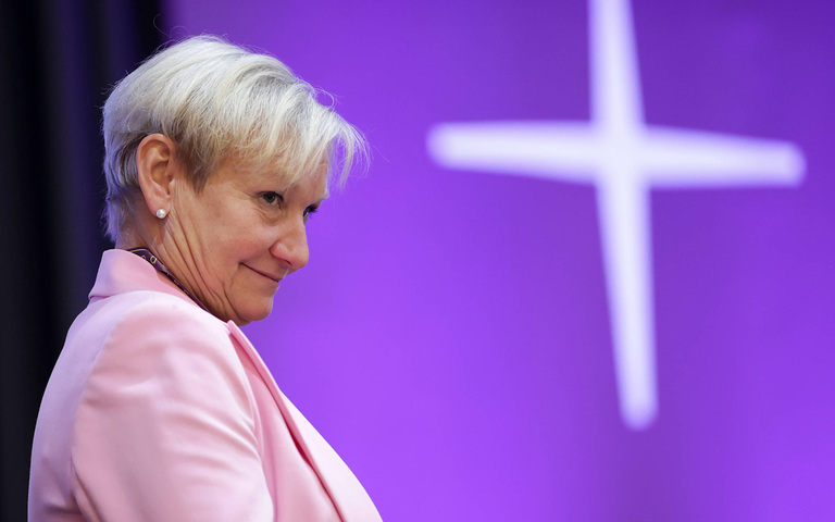 Kirsten Fehrs mit Kreuz im lila Hintergrund