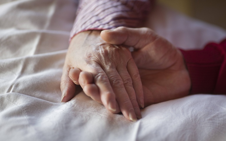 Hände halten im Hospiz