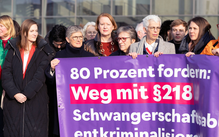 Die Grünen rund um Ulle Schauws (vorne, 3. v. r.) fordern die Legalisierung von Abtreibungen.