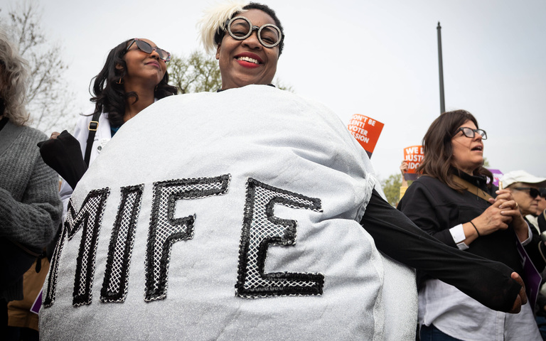 Eine Abtreibungsbefürworterin vor dem Supreme Court ist als Abtreibungspille Mifepriston verkleidet.