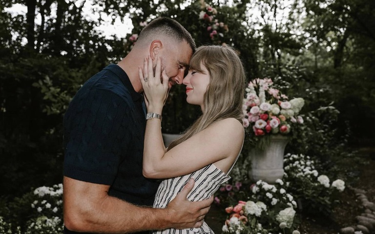 Taylor Swift und Travis Kelce haben ihre Verlobung auf Instagram bekannt gegeben.