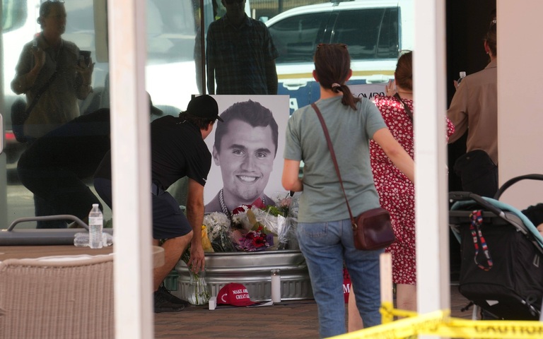 Hauptquartier von Turning Point in Phoenix, nachdem die Nachricht bekannt wurde, dass der Gründer Charlie Kirk am 10. September 2025 bei einer Kundgebung in Utah erschossen wurde.