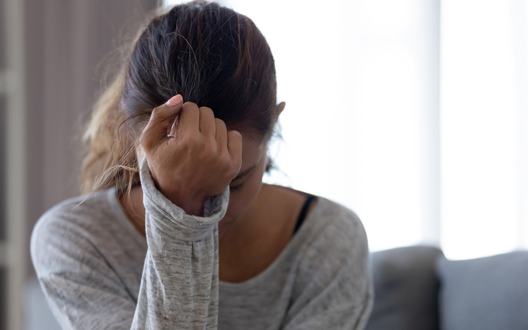 Traurige Frau Kopfzerbrechen